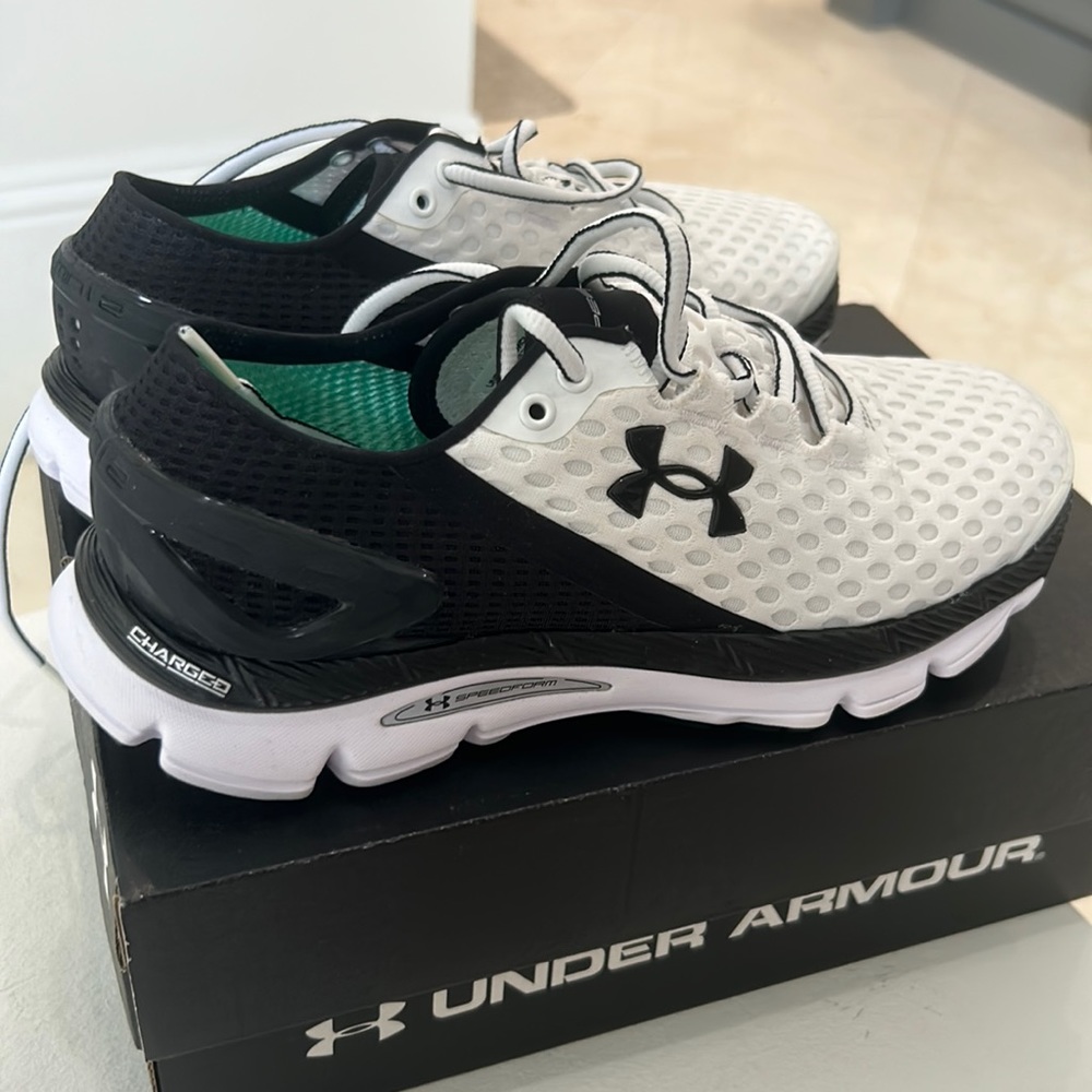 Under armor woman’s white  speed form Gemini 2 size 8 sneaker w